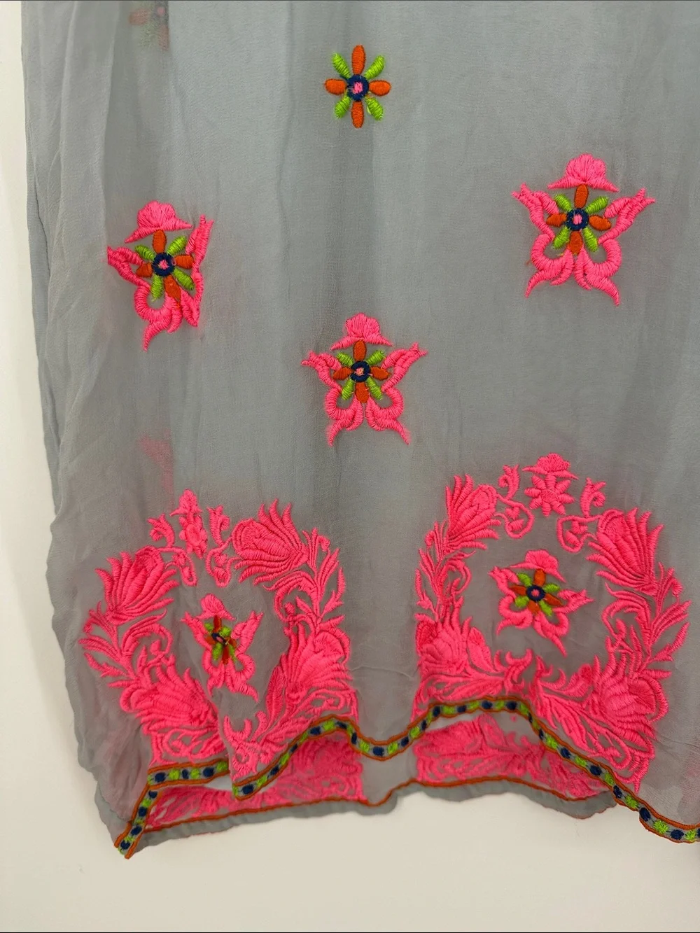 Tracy Reese | Light Blue Gray Tunic with Neon Pink Embroidery - Picture 3 of 4